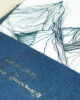PALUXA_Bergkette_Nachtblau_detail3.jpg Zoom-In PALUXA Lasercut-Glückwunschkarte mit Bergkette-Motiv, dunkelblaues Papier, seitlich liegend.