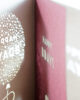 PALUXA_Happy_Birthday_Luftballon_Bordeauxrot_detail2.jpg Zoom-In PALUXA Lasercut-Glückwunschkarte Happy-Birthday-Luftballon Motiv, bordeauxrotes Einlageblatt, seitlich.