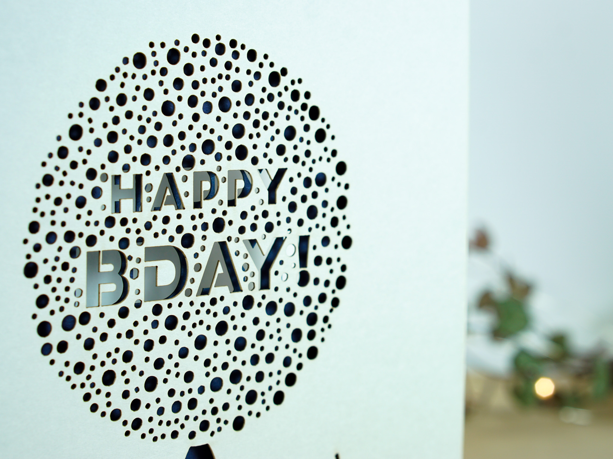 Zoom-In PALUXA Lasercut-Glückwunschkarte Happy-Birthday-Luftballon Motiv, dunkelblaues Einlageblatt, stehend.