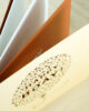PALUXA_Happy_Birthday_Luftballon_Sandgelb_detail3.jpg Draufsicht PALUXA Lasercut-Glückwunschkarte Happy-Birthday-Luftballon Motiv, sandgelbes Papier, stehend.