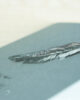 PALUXA_In_liebevoller_Erinnerung_Darkgrey_detail3.jpg Zoom-In PALUXA Lasercut-Trauerkarte mit Feder-Motiv, dunkelgraues Papier, seitlich liegend.