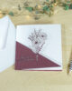 PALUXA_Margeritenstrauss_Bordeauxrot_birdview.jpg PALUXA Lasercut-Glückwunschkarte mit freistehendem Margeritenstrauß-Motiv.