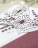 PALUXA_Margeritenstrauss_Bordeauxrot_detail1.jpg Zoom-In von PALUXA Lasercut-Glückwunschkarte mit freistehendem Margeritenstrauß-Motiv, liegend.