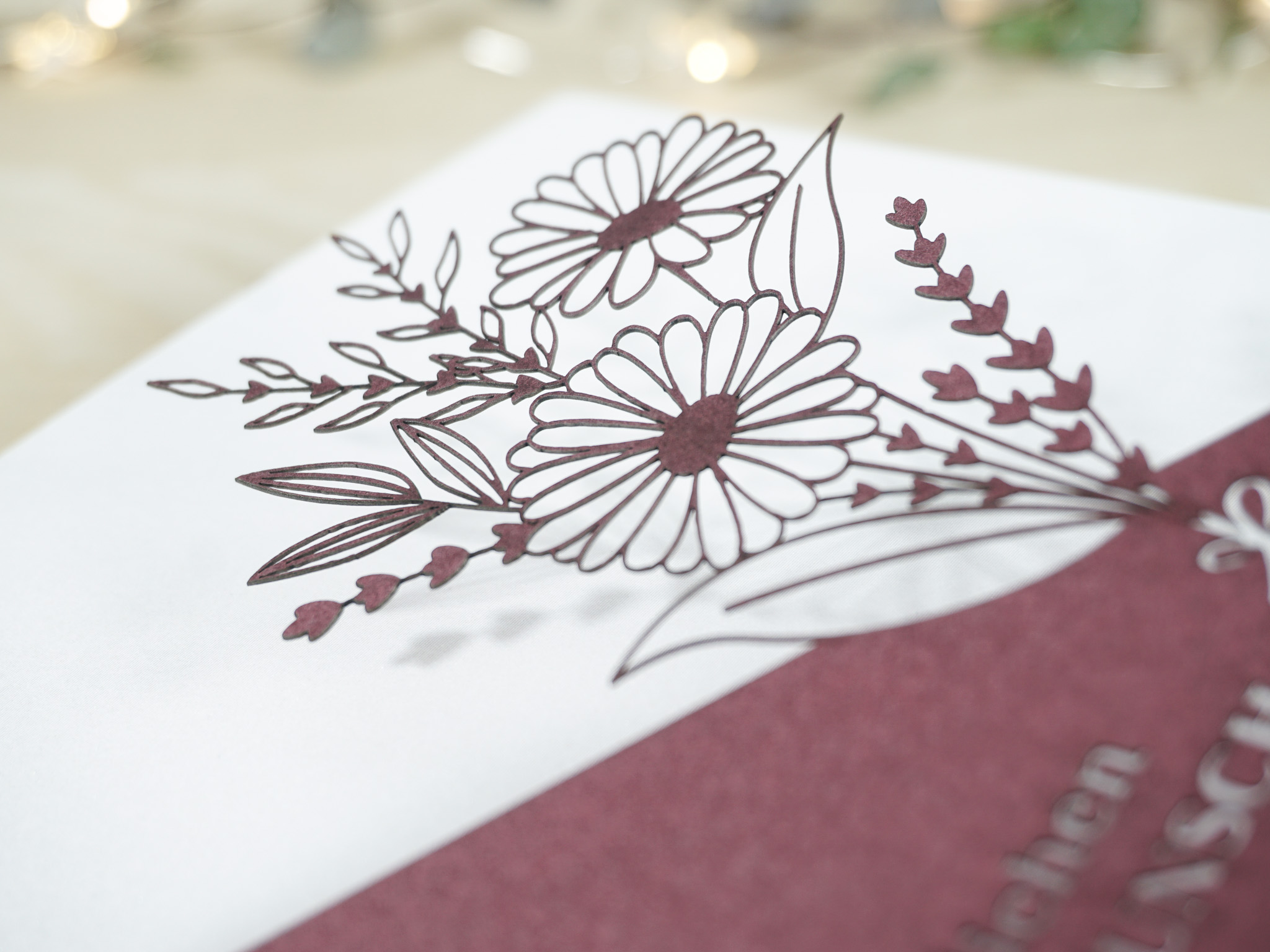 Zoom-In von PALUXA Lasercut-Glückwunschkarte mit freistehendem Margeritenstrauß-Motiv, liegend.