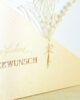 PALUXA_Margeritenstrauss_Sandgelb_detail2.jpg Zoom-In PALUXA Lasercut-Glückwunschkarte mit Margeritenstrauß-Motiv, sandgelbes Papier, stehend.