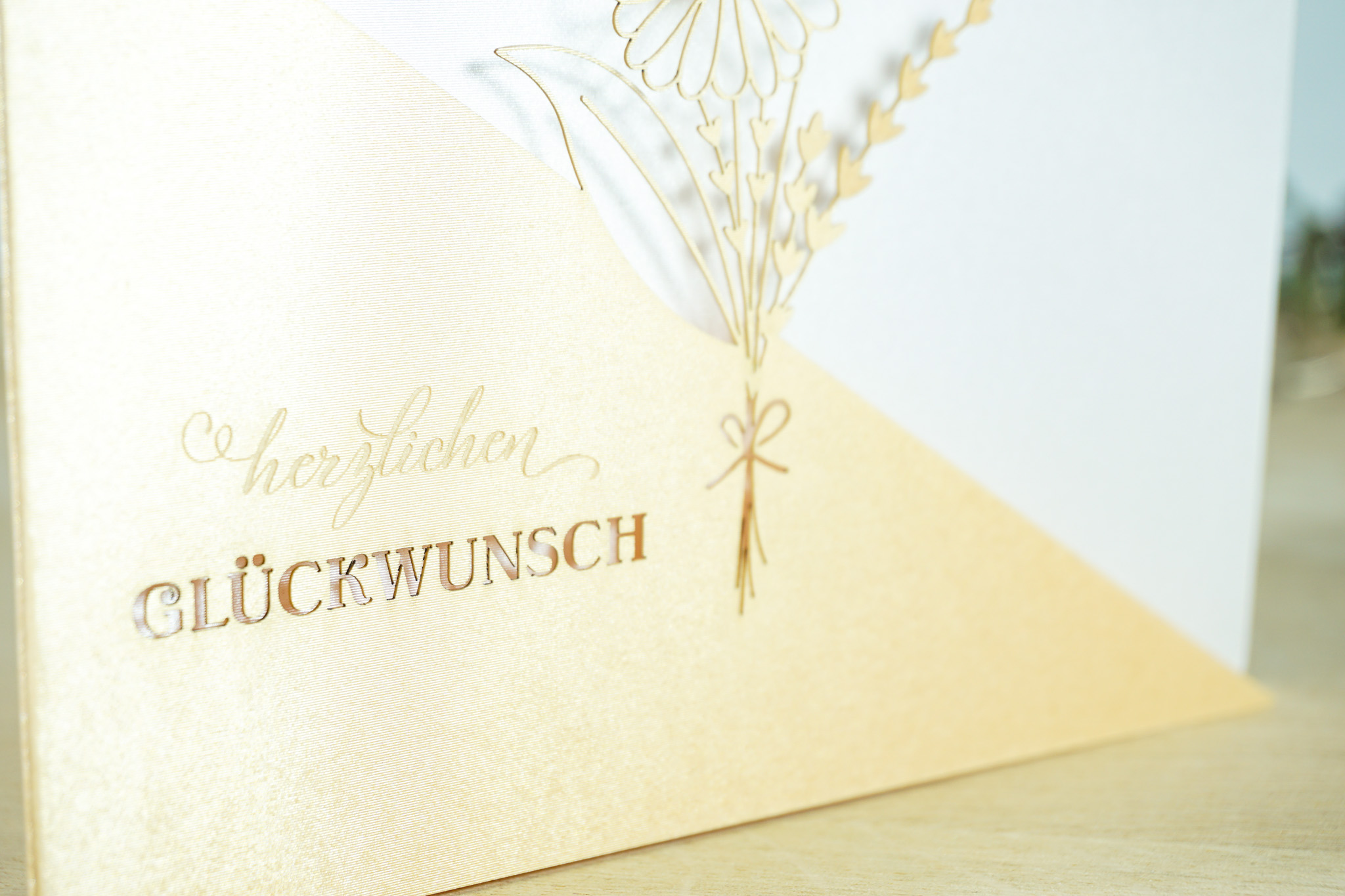 Zoom-In PALUXA Lasercut-Glückwunschkarte mit Margeritenstrauß-Motiv, sandgelbes Papier, stehend.