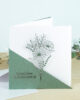 PALUXA_Margeritenstrauss_Tannengruen_stehend.jpg PALUXA Lasercut-Glückwunschkarte mit Margeritenstrauß-Motiv, grünes Papier, stehend.