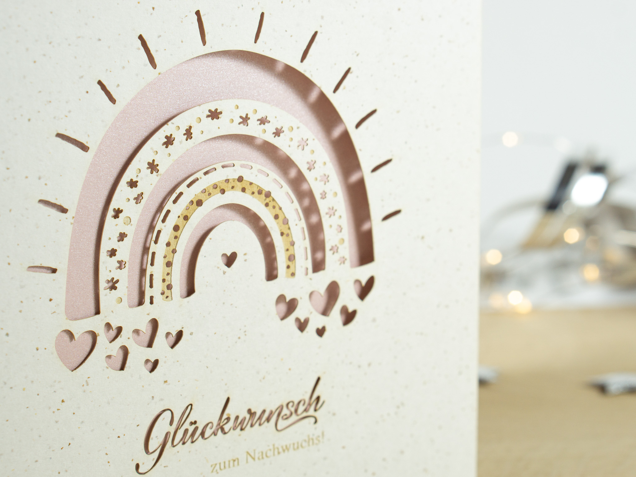 PALUXA_Babyglueck_mit_Regenbogen_MistyRose_detail1.jpg Zoom-In PALUXA Lasercut-Babykarte mit Regenbogen-Motiv, rosa Einlageblatt, seitlich.