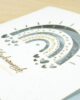 PALUXA_Babyglueck_mit_Regenbogen_Silberblau_detail2.jpg Zoom-In PALUXA Lasercut-Babykarte mit Regenbogen-Motiv, blaues Einlageblatt, seitlich.