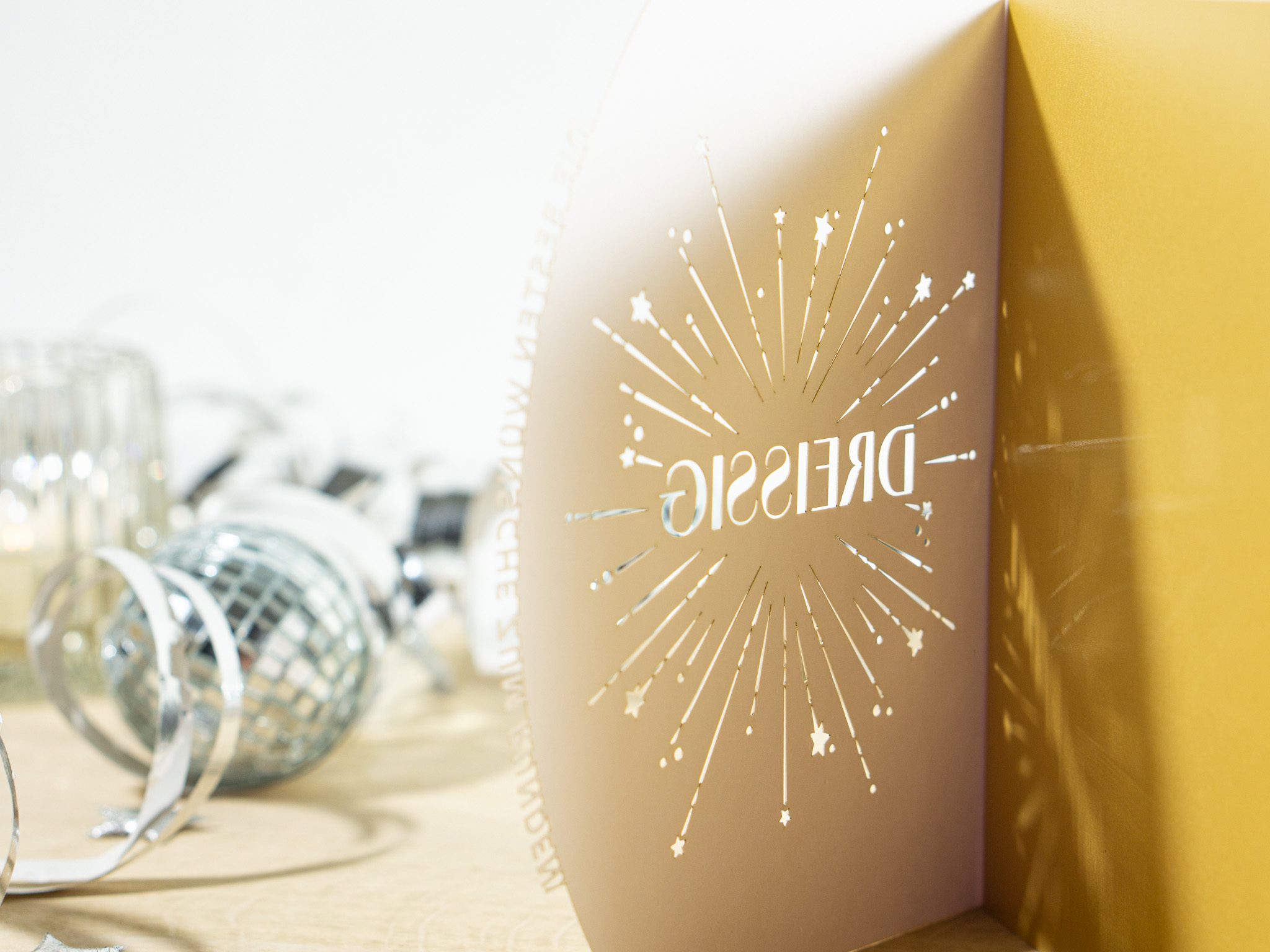 PALUXA_Geburtstagskarte_30_golden_detail1.jpg Zoom-In PALUXA Lasercut-Glückwunschkarte zum 30. Geburtstag, goldenes Einlageblatt, seitlich.