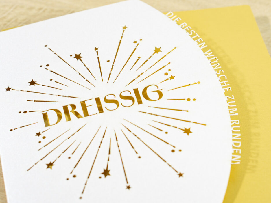 Zoom-In PALUXA Lasercut-Glückwunschkarte zum 30. Geburtstag, goldenes Einlageblatt, stehend.
