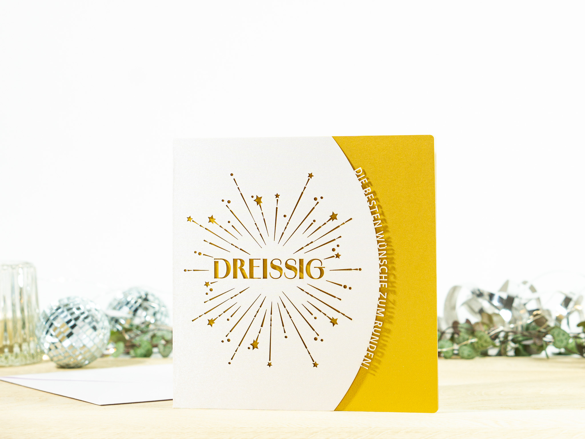 PALUXA_Geburtstagskarte_30_golden_stehend.jpg PALUXA Lasercut-Glückwunschkarte zum 30. Geburtstag, goldenes Einlageblatt.