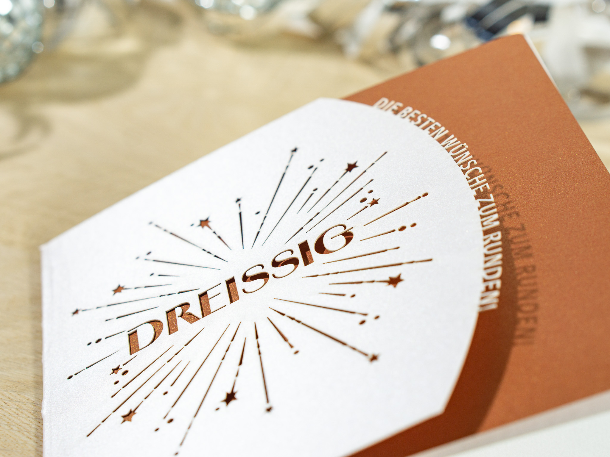 PALUXA_Geburtstagskarte_30_kupfer_detail2.jpg Zoom-In PALUXA Lasercut-Glückwunschkarte zum 30. Geburtstag, kupferfarbenes Einlageblatt, liegend