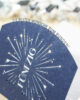 PALUXA_Geburtstagskarte_50_nachtblau_detail1.jpg Zoom-In PALUXA Lasercut-Glückwunschkarte zum 50. Geburtstag, blaues Außenblatt, seitlich.