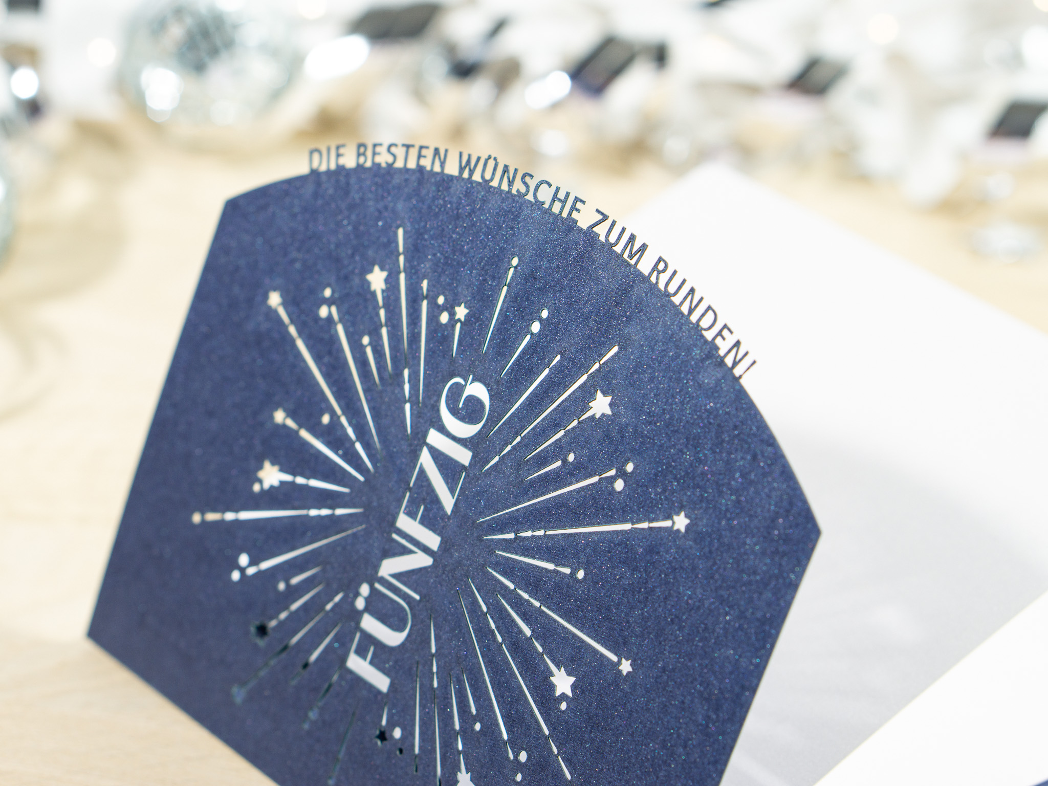 PALUXA_Geburtstagskarte_50_nachtblau_detail1.jpg Zoom-In PALUXA Lasercut-Glückwunschkarte zum 50. Geburtstag, blaues Außenblatt, seitlich.