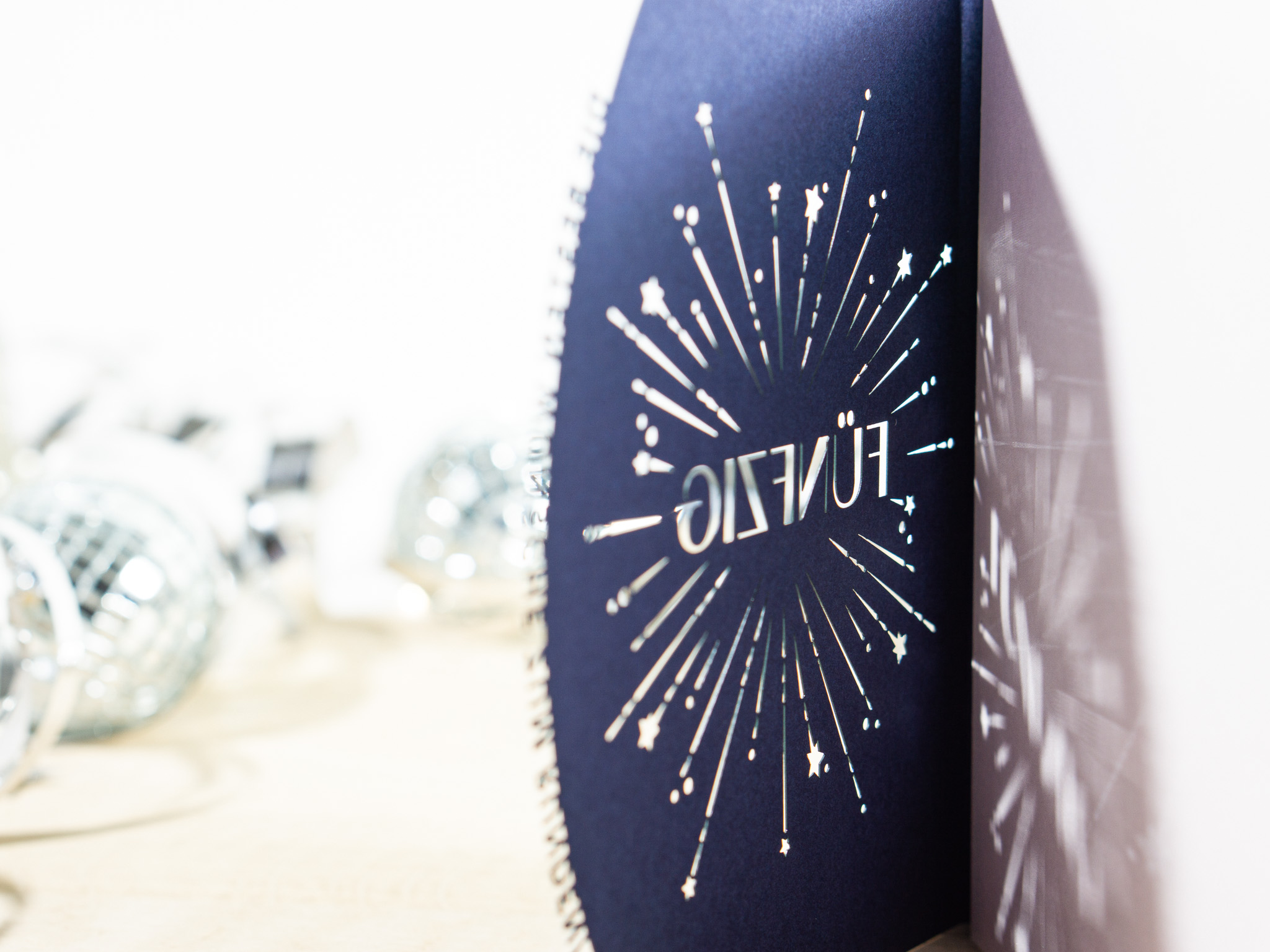 PALUXA_Geburtstagskarte_50_nachtblau_detail2.jpg Zoom-In PALUXA Lasercut-Glückwunschkarte zum 50. Geburtstag, blaues Außenblatt, seitlich.