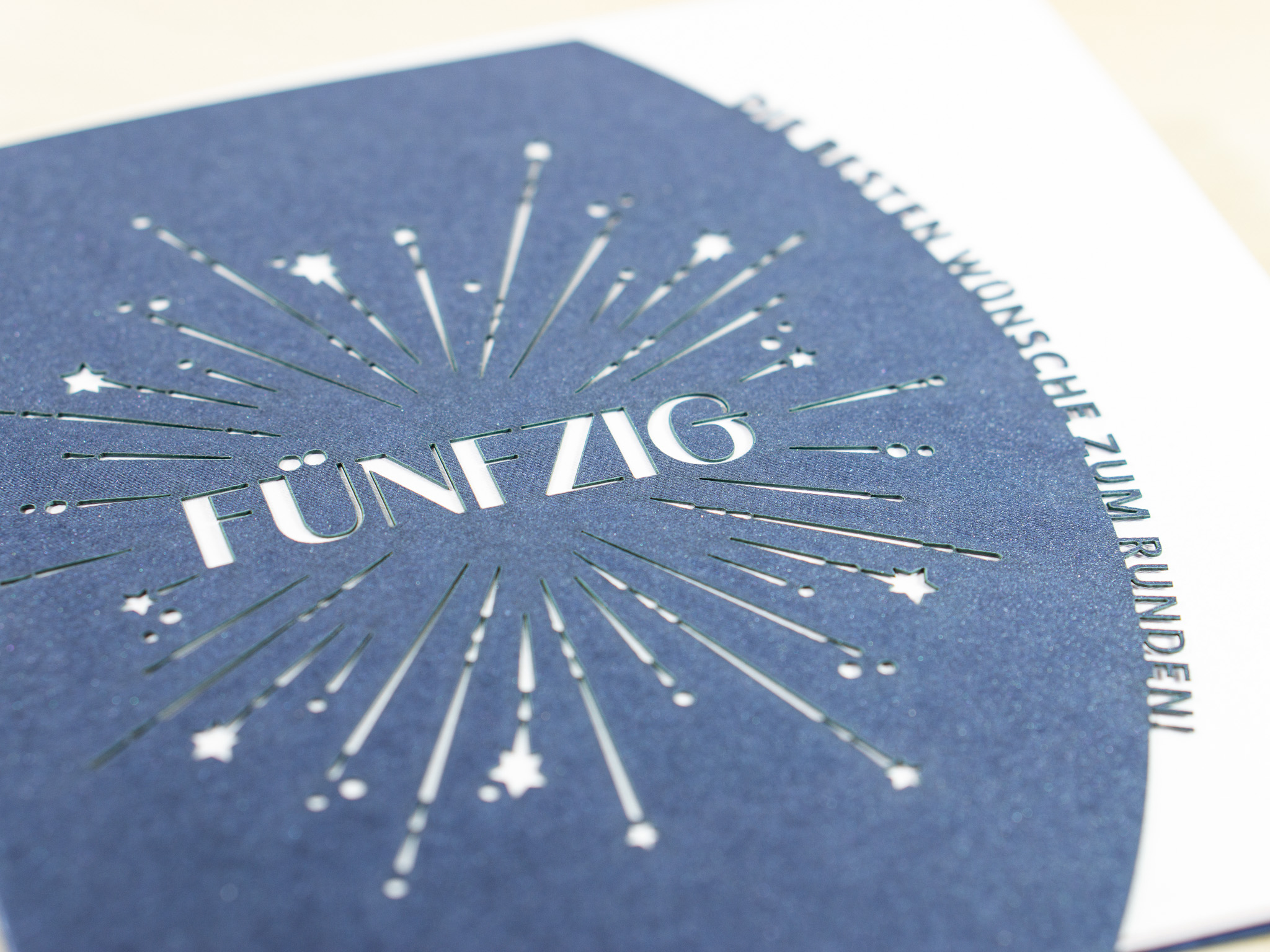PALUXA_Geburtstagskarte_50_nachtblau_detail3.jpg Zoom-In PALUXA Lasercut-Glückwunschkarte zum 50. Geburtstag, blaues Außenblatt, liegend.