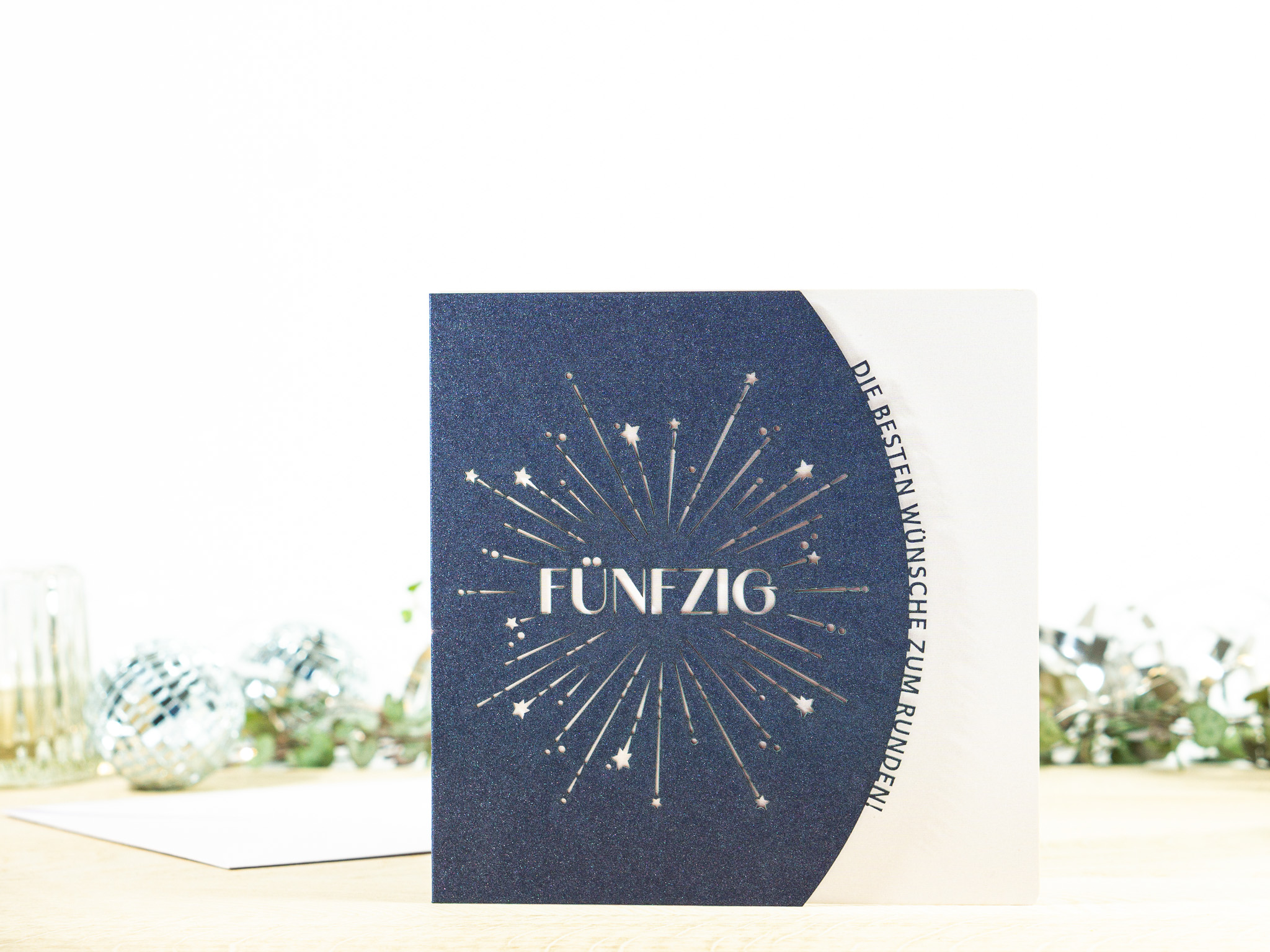 PALUXA_Geburtstagskarte_50_nachtblau_stehend.jpg PALUXA Lasercut-Glückwunschkarte zum 50. Geburtstag, blaues Außenblatt, stehend.