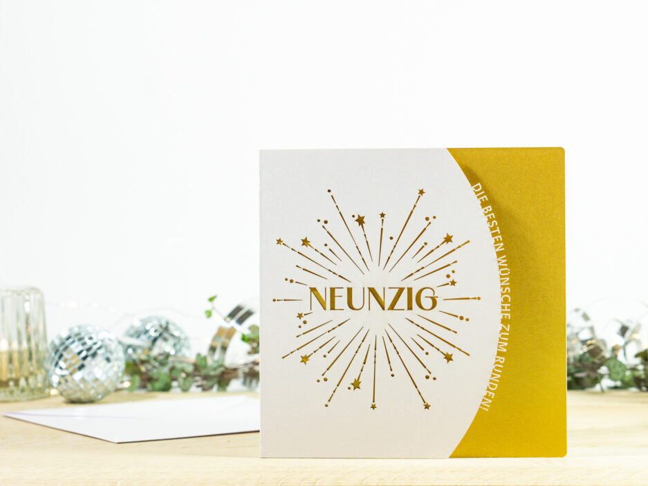 PALUXA Lasercut-Glückwunschkarte zum 90. Geburtstag, goldenes Einlageblatt, stehend.