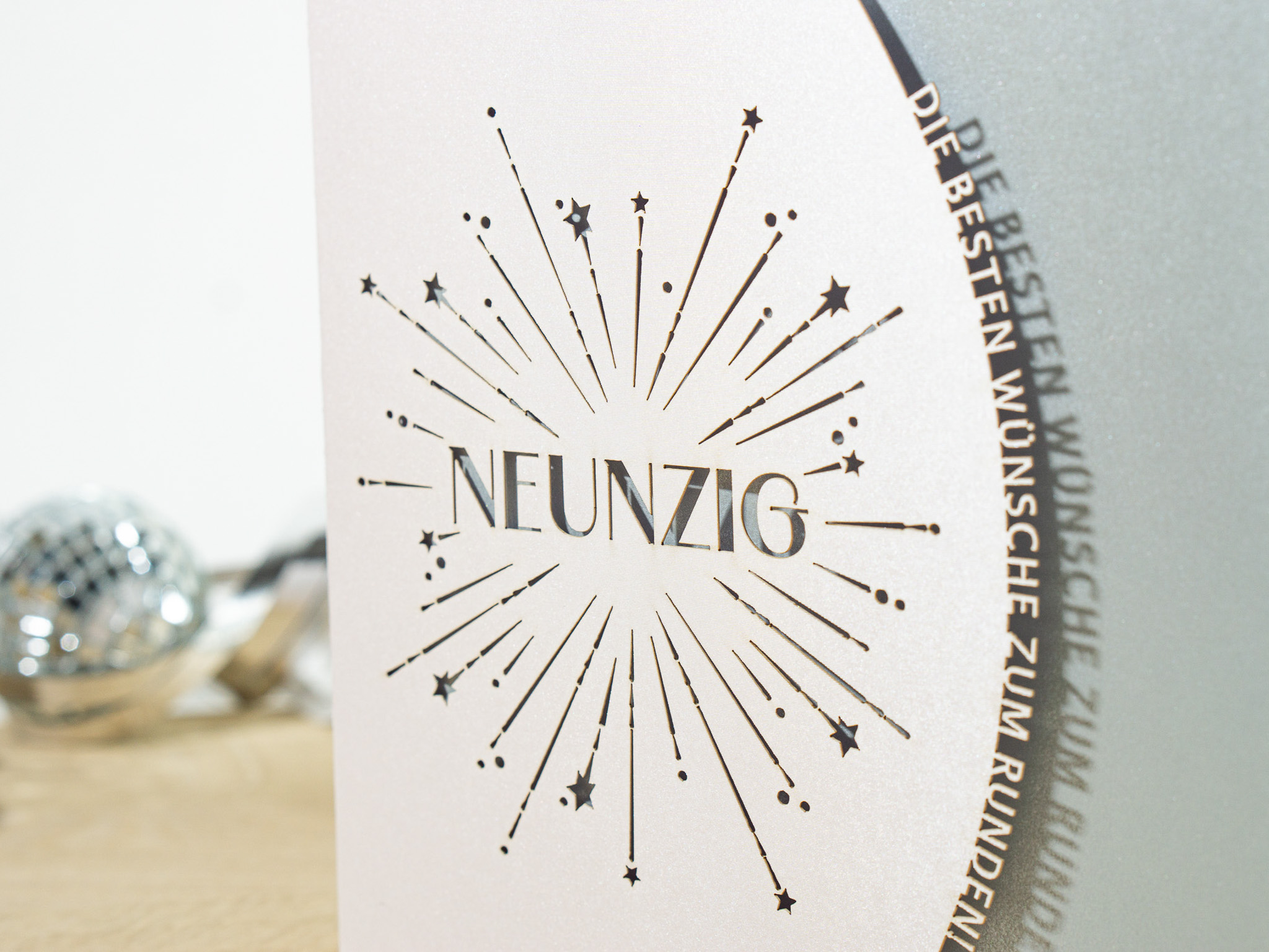 Zoom-In PALUXA Lasercut-Geburtstagskarte 90, silberblaues Einlageblatt, stehend.