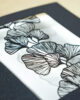 PALUXA_Ginko_ShinyBlack_detail1.jpg Zoom-In PALUXA Lasercut-Trauerkarte mit Ginko Motiv, schwarz, liegend.