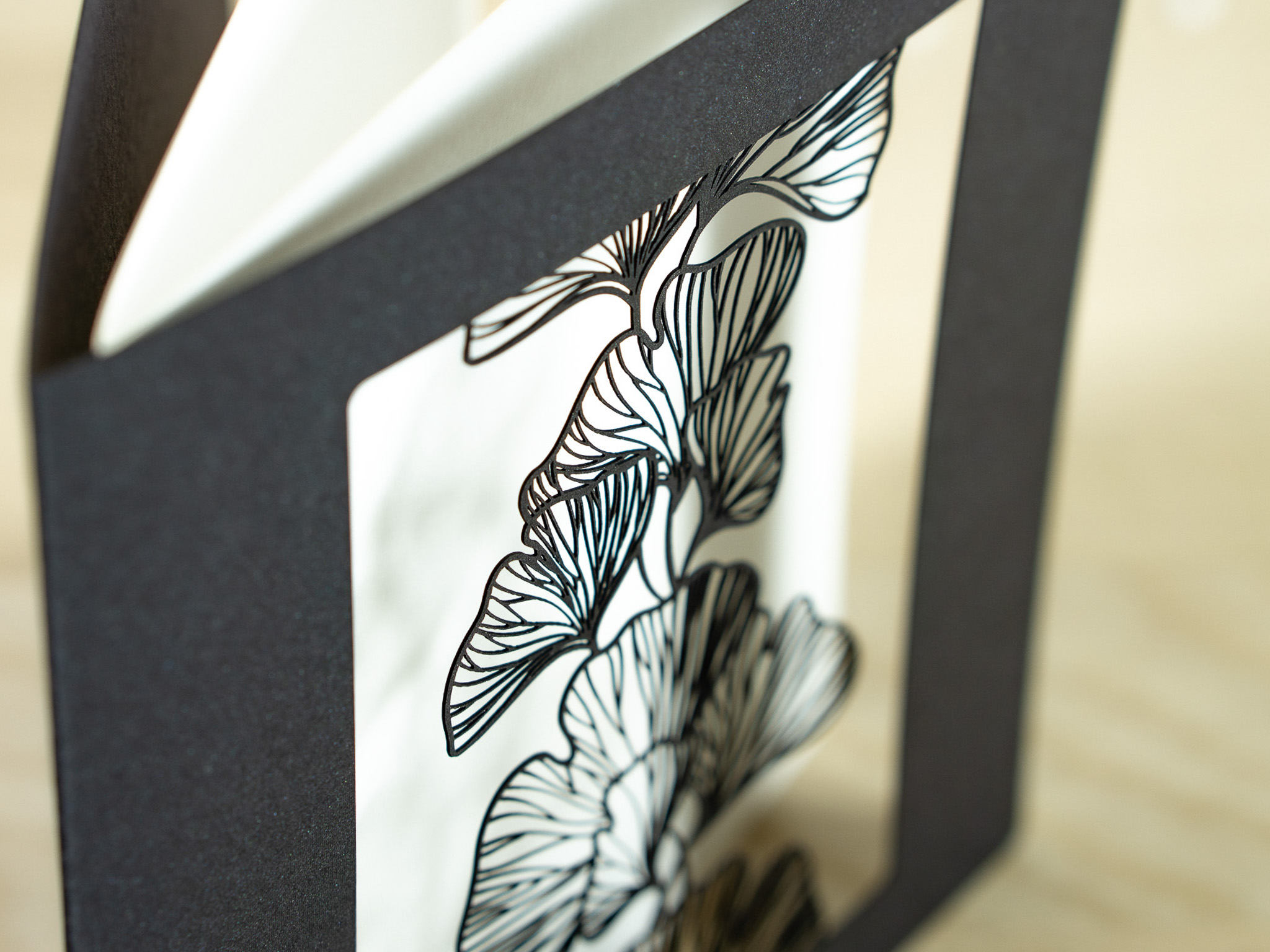 PALUXA_Ginko_ShinyBlack_detail2.jpg Zoom-In PALUXA Lasercut-Trauerkarte mit Ginko Motiv, schwarz, stehend.