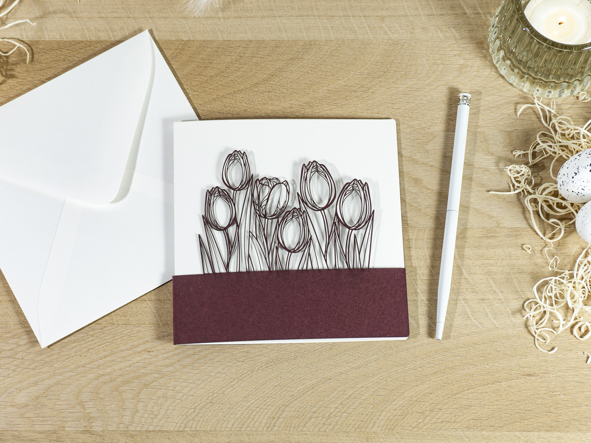 PALUXA_Tulpen_Bordeauxrot_birdview.jpg PALUXA Lasercut-Glückwunschkarte mit Tulpen Motiv, liegend, Stift.