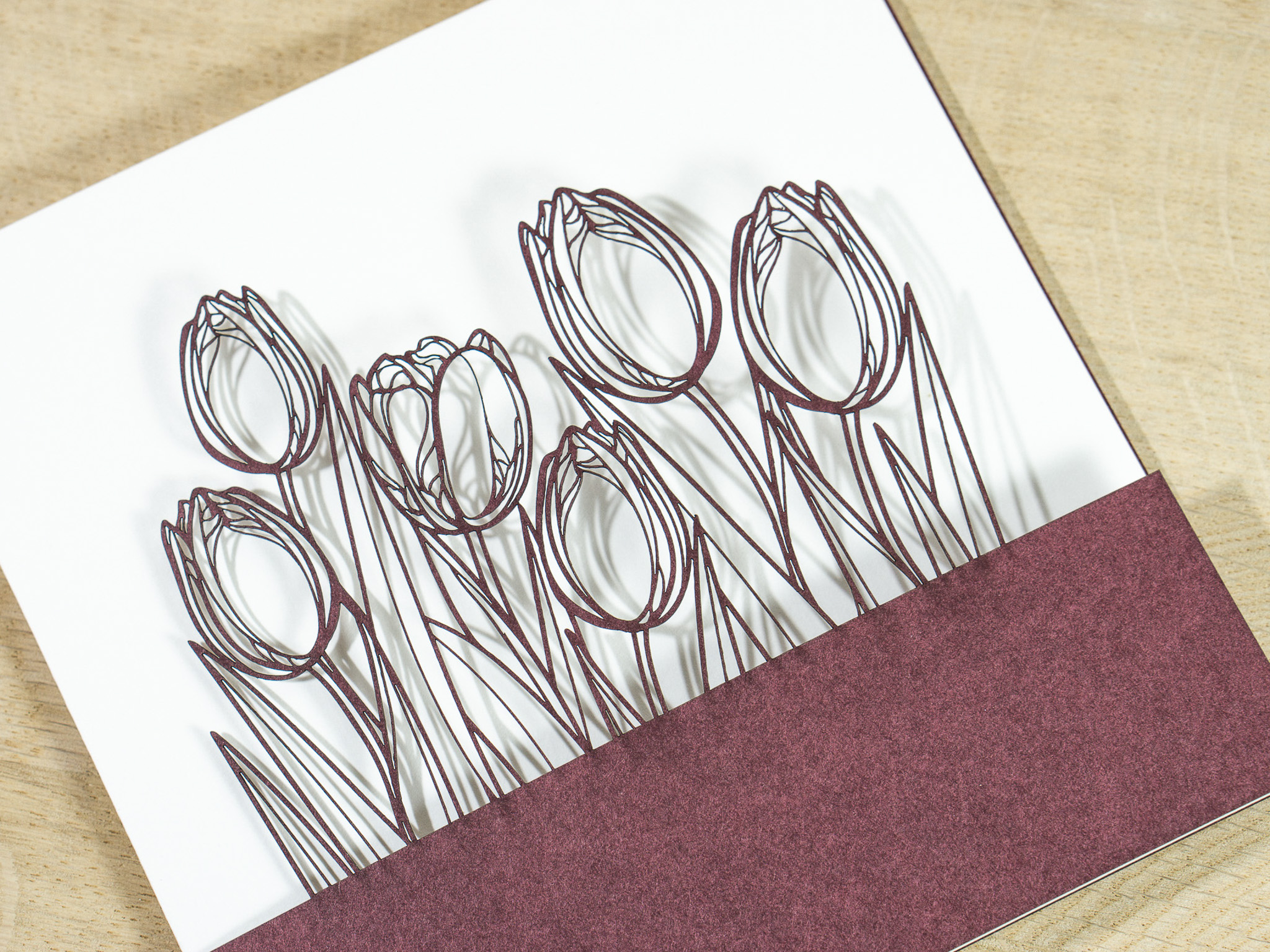 PALUXA_Tulpen_Bordeauxrot_detail2.jpg Zoom-In PALUXA Lasercut-Glückwunschkarte mit Tulpen Motiv, liegend, gedreht.