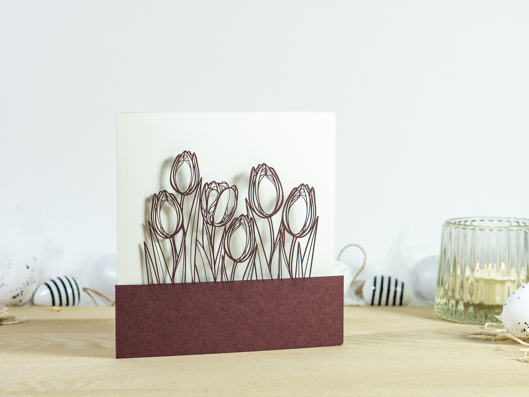 PALUXA_Tulpen_Bordeauxrot_stehend.jpg PALUXA Lasercut-Glückwunschkarte mit Tulpen Motiv, bordeauxrot, stehend.