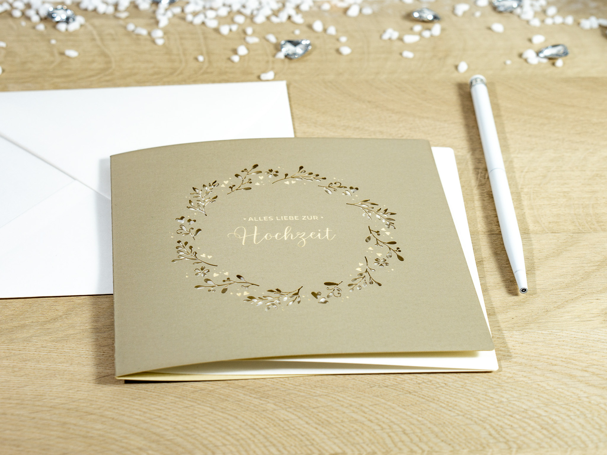 Zoom-In PALUXA Lasercut-Hochzeitskarte Gravur mit Kranz, golden, liegend.