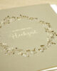 PALUXA_Herzlicher_Kranz_zur_Hochzeit_Perlgold_detail2.jpg Zoom-In PALUXA Lasercut-Hochzeitskarte Gravur mit Kranz, golden, liegend.