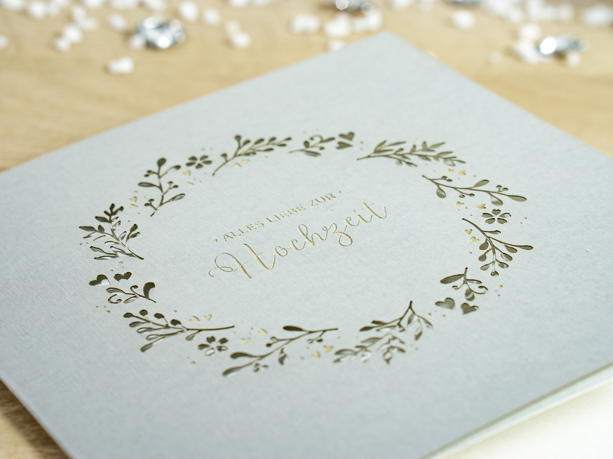 PALUXA_Herzlicher_Kranz_zur_Hochzeit_Silber_detail1.jpg Zoom-In PALUXA Lasercut-Hochzeitskarte Gravur mit Kranz, silber, liegend.