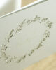PALUXA_Herzlicher_Kranz_zur_Hochzeit_Silber_detail2.jpg Zoom-In PALUXA Lasercut-Hochzeitskarte Gravur mit Kranz, silber, stehend.