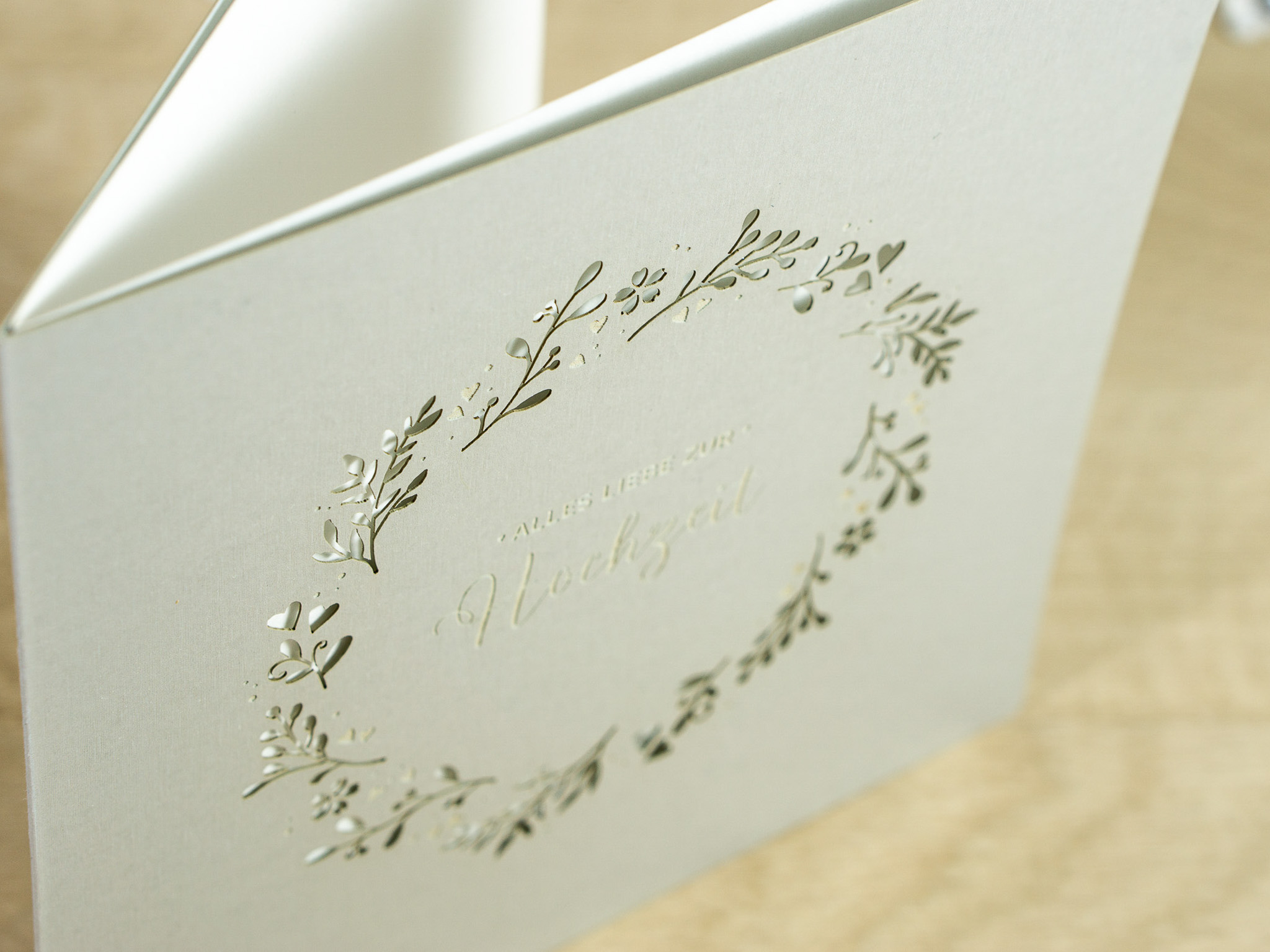Zoom-In PALUXA Lasercut-Hochzeitskarte Gravur mit Kranz, silber, stehend.