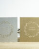 PALUXA_Herzlicher_Kranz_zur_Hochzeit_Varianten_stehend.jpg Zwei Farbvarianten PALUXA Lasercut-Hochzeitskarte Gravur mit Kranz, golden und silber, stehend.