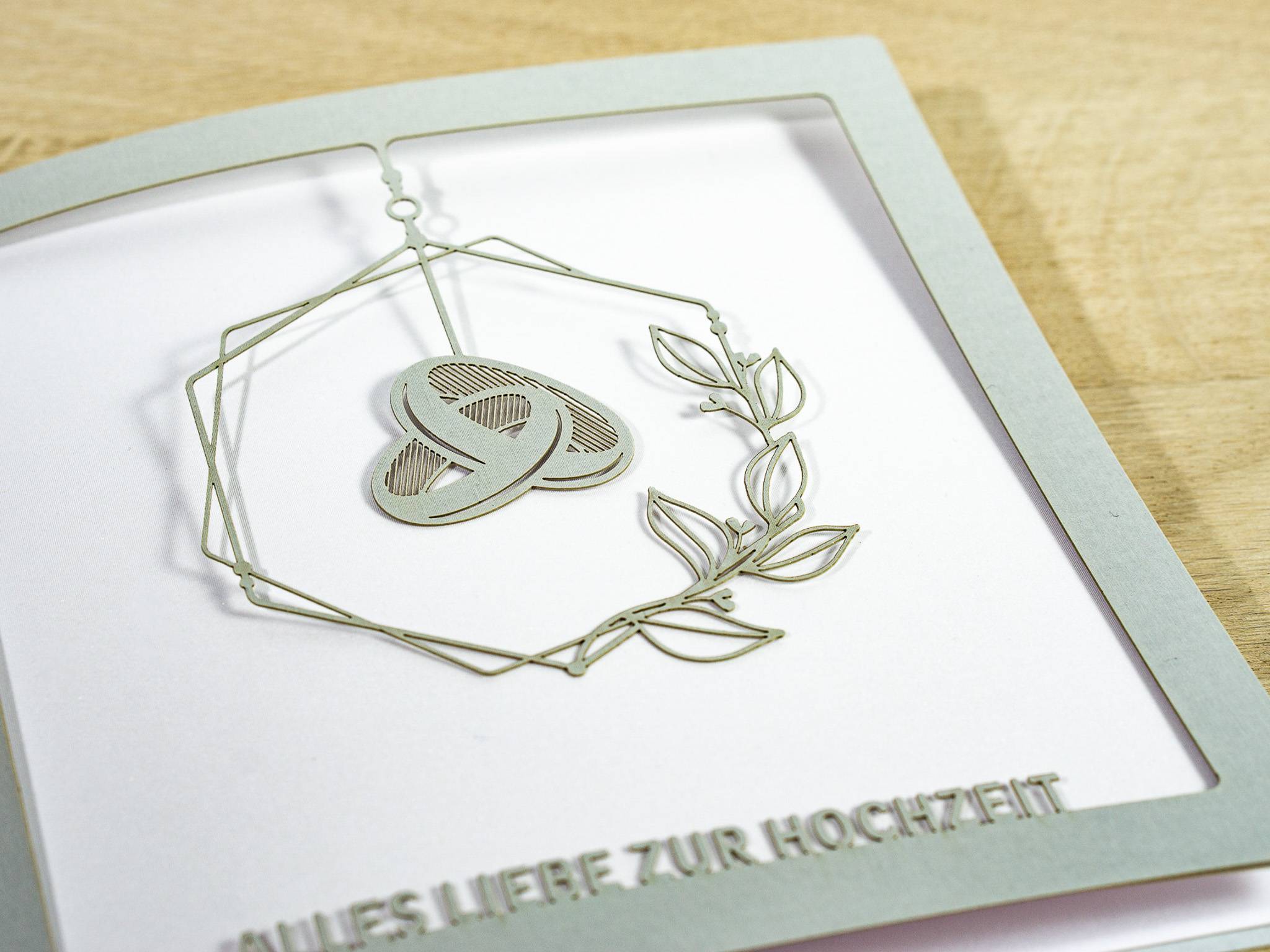 PALUXA_Hochzeitskarte_Eheringe-Silber_detail1.jpg Zoom-In PALUXA Lasercut-Hochzeitskarte mit Eheringe, silber, liegend.