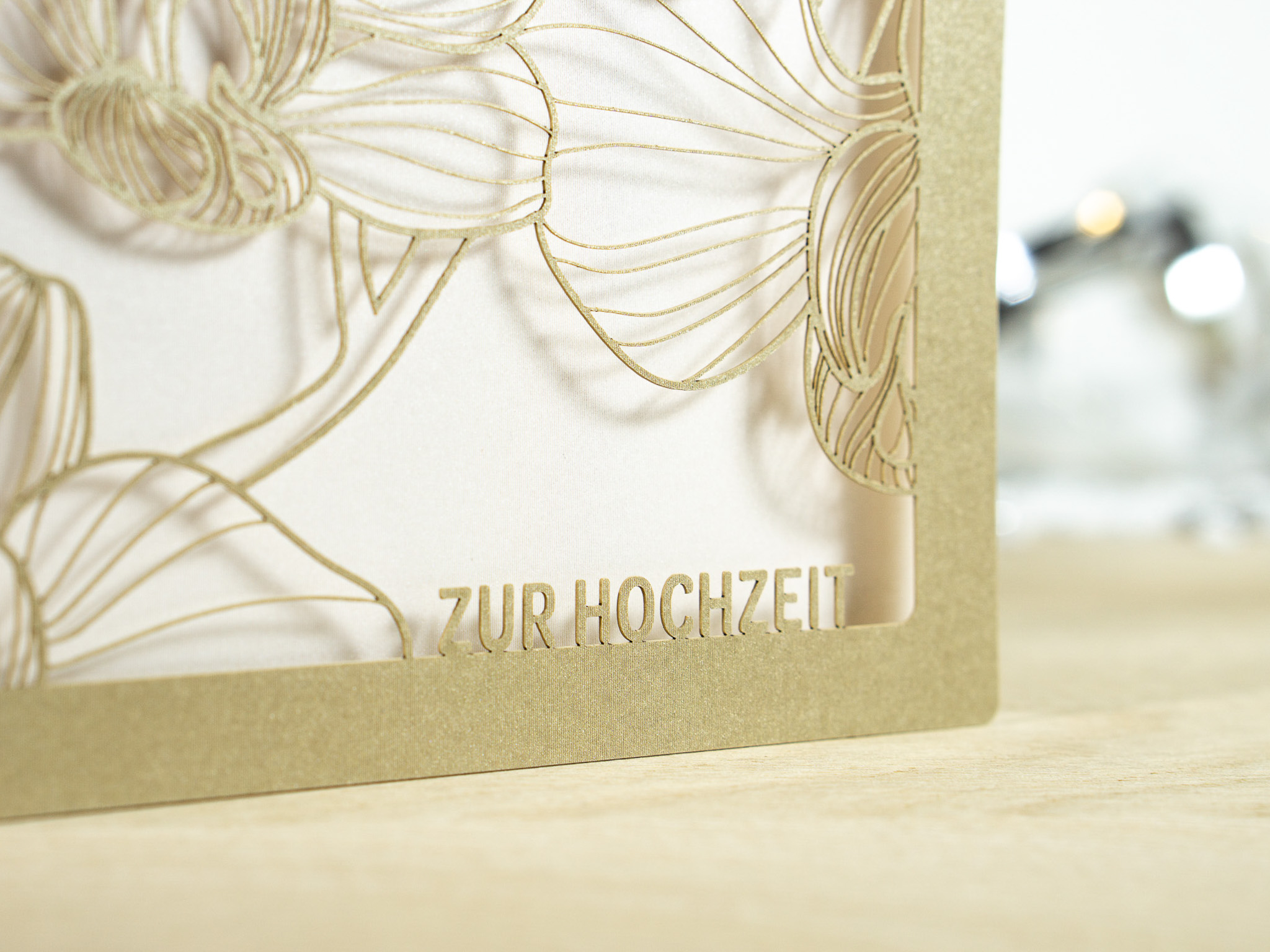 Zoom-In PALUXA Lasercut-Hochzeitskarte mit Orchideen Motiv, golden, stehend, Text.