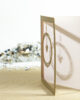 PALUXA_Liebe_im_Mittelpunkt_Perlgold_detail4.jpg Zoom-In PALUXA Lasercut-Hochzeitskarte mit Herz Motiv, golden, stehend, seitlich.