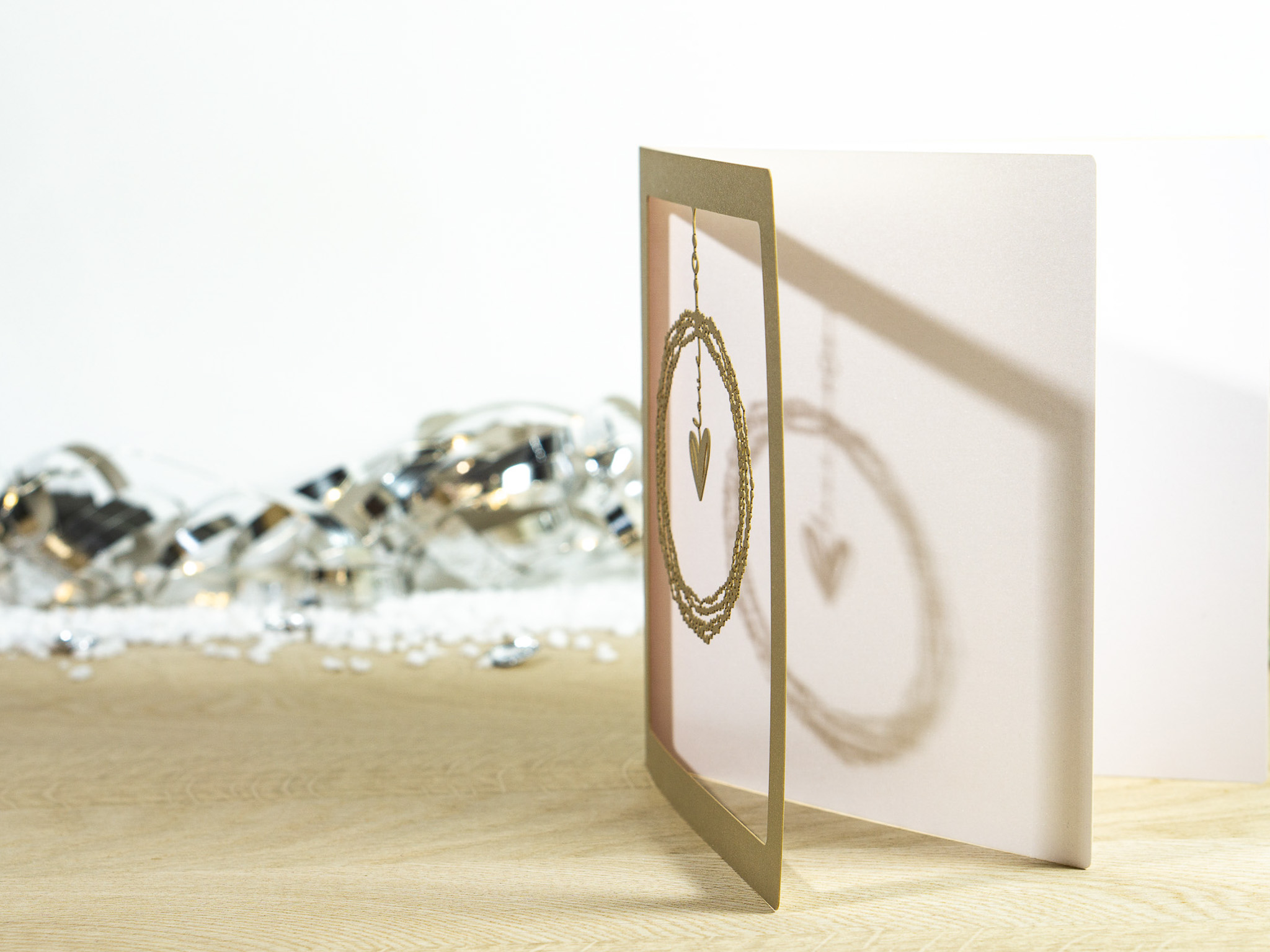 Zoom-In PALUXA Lasercut-Hochzeitskarte mit Herz Motiv, golden, stehend, seitlich.