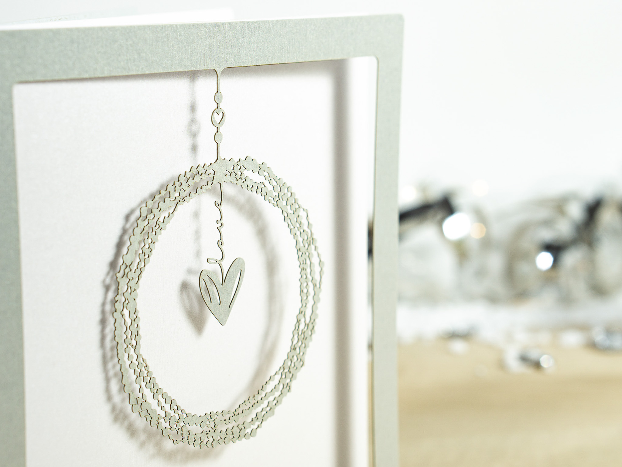 Zoom-In PALUXA Lasercut-Hochzeitskarte mit Herz Motiv, silber, stehend.