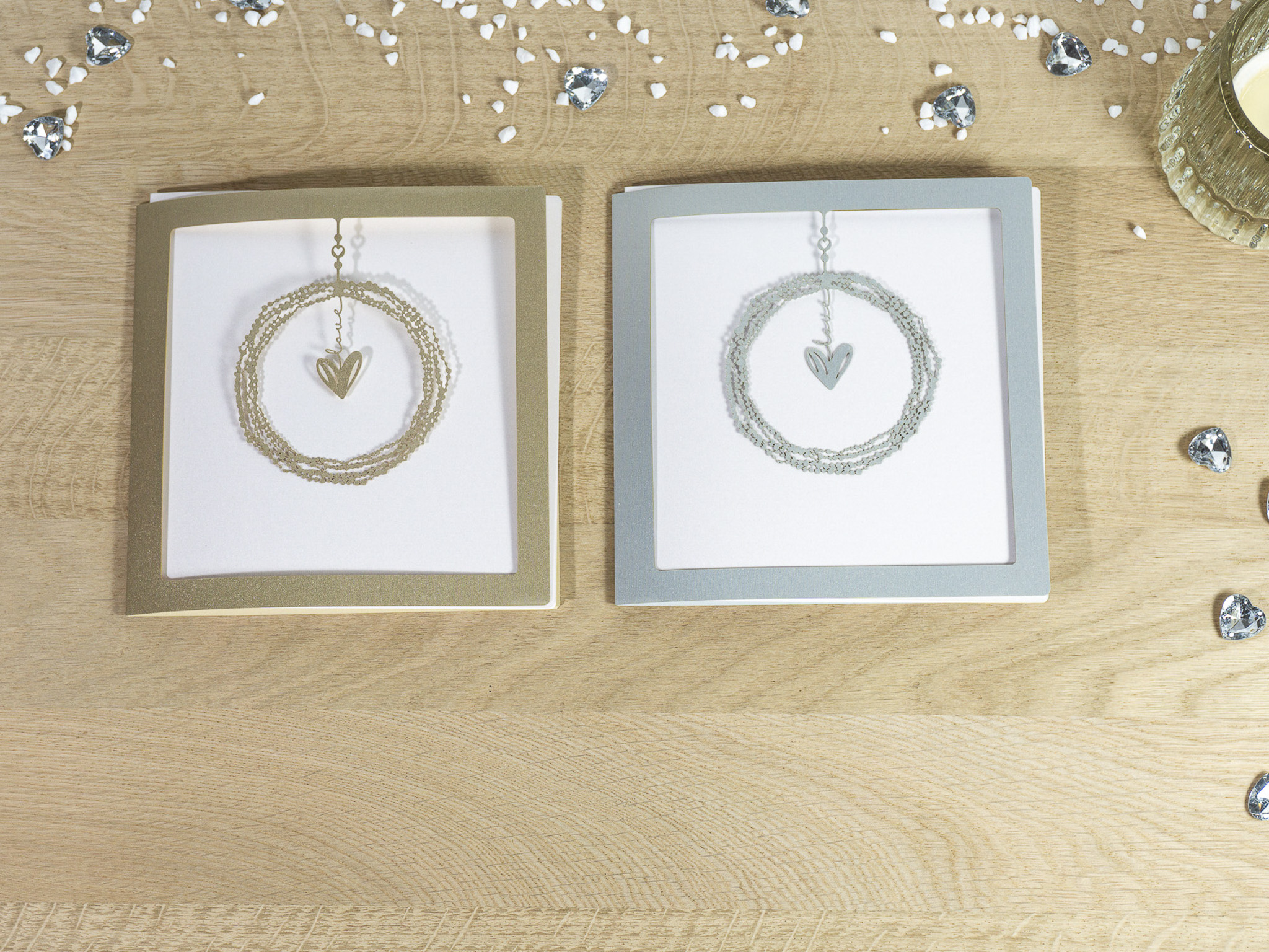 Zwei Farbvarianten PALUXA Lasercut-Hochzeitskarte mit Herz Motiv, liegend.