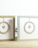 PALUXA_Liebe_im_Mittelpunkt_Varianten_stehend.jpg Zwei Farbvarianten PALUXA Lasercut-Hochzeitskarte mit Herz Motiv, golden und silber.