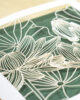 PALUXA_Lotusblueten_Tannengruen_detail3.jpg Zoom-In PALUXA Lasercut-Glückwunschkarte mit Lotusblüten Motiv, liegend, grün.
