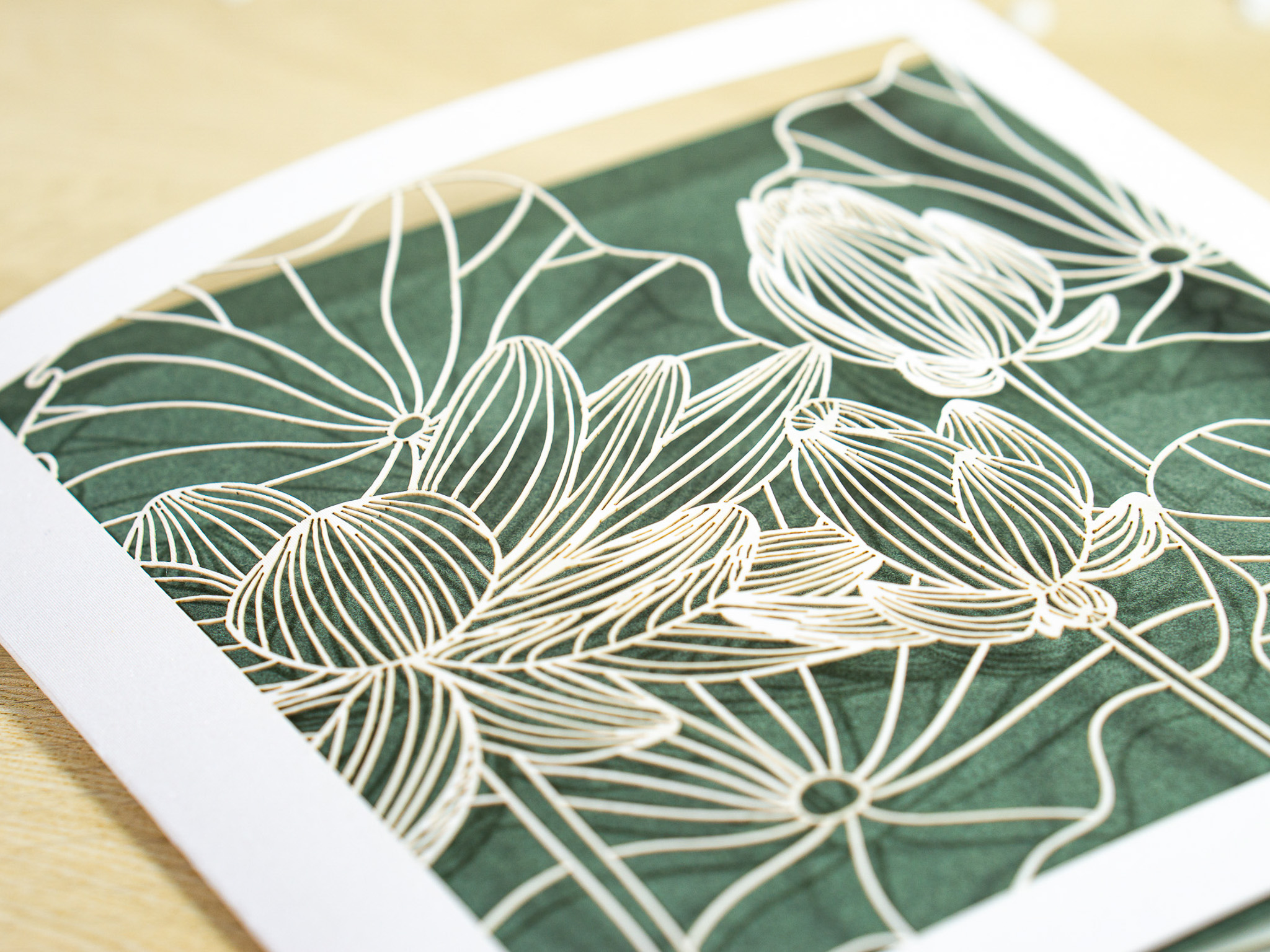 Zoom-In PALUXA Lasercut-Glückwunschkarte mit Lotusblüten Motiv, liegend, grün.