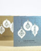 PALUXA_Festliche_Weihnachtskugeln_Variante_Zinnblau.jpg Zwei Farbvarianten PALUXA Lasercut-Weihnachtskarte mit Festlichen Weihnachtskugeln Motiv, stehend, in Farben Zinnblau und Brownsilver.