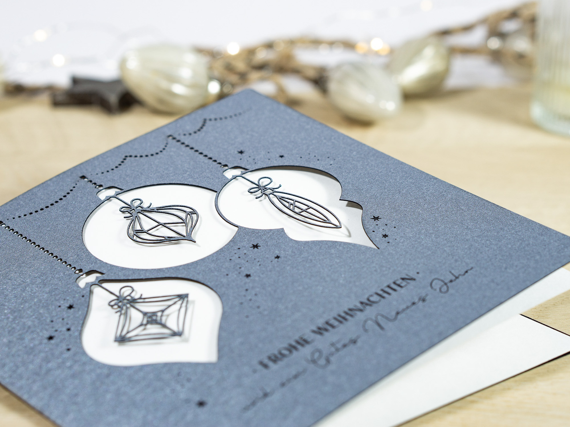 PALUXA_Festliche_Weihnachtskugeln_Zinnblau_detail1.jpg Zoom-In PALUXA Lasercut-Weihnachtskarte mit festlichen Weihnachtskugeln, liegend, Farbe Zinnblau.