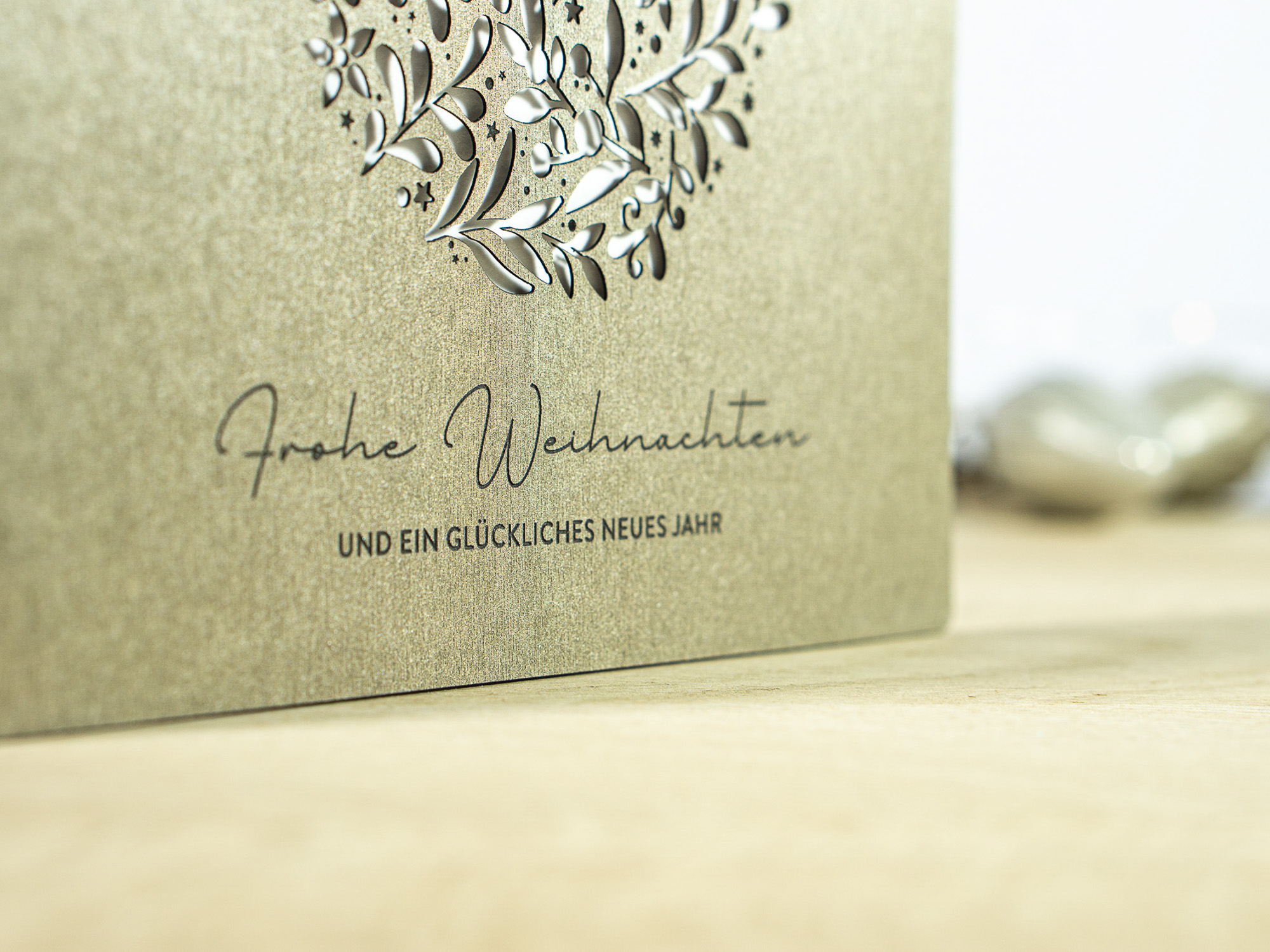Zoom-In PALUXA Lasercut-Weihnachtskarte mit floralem Weihnachtskugel Motiv, stehend, seitlich, Farbe Brownsilver.
