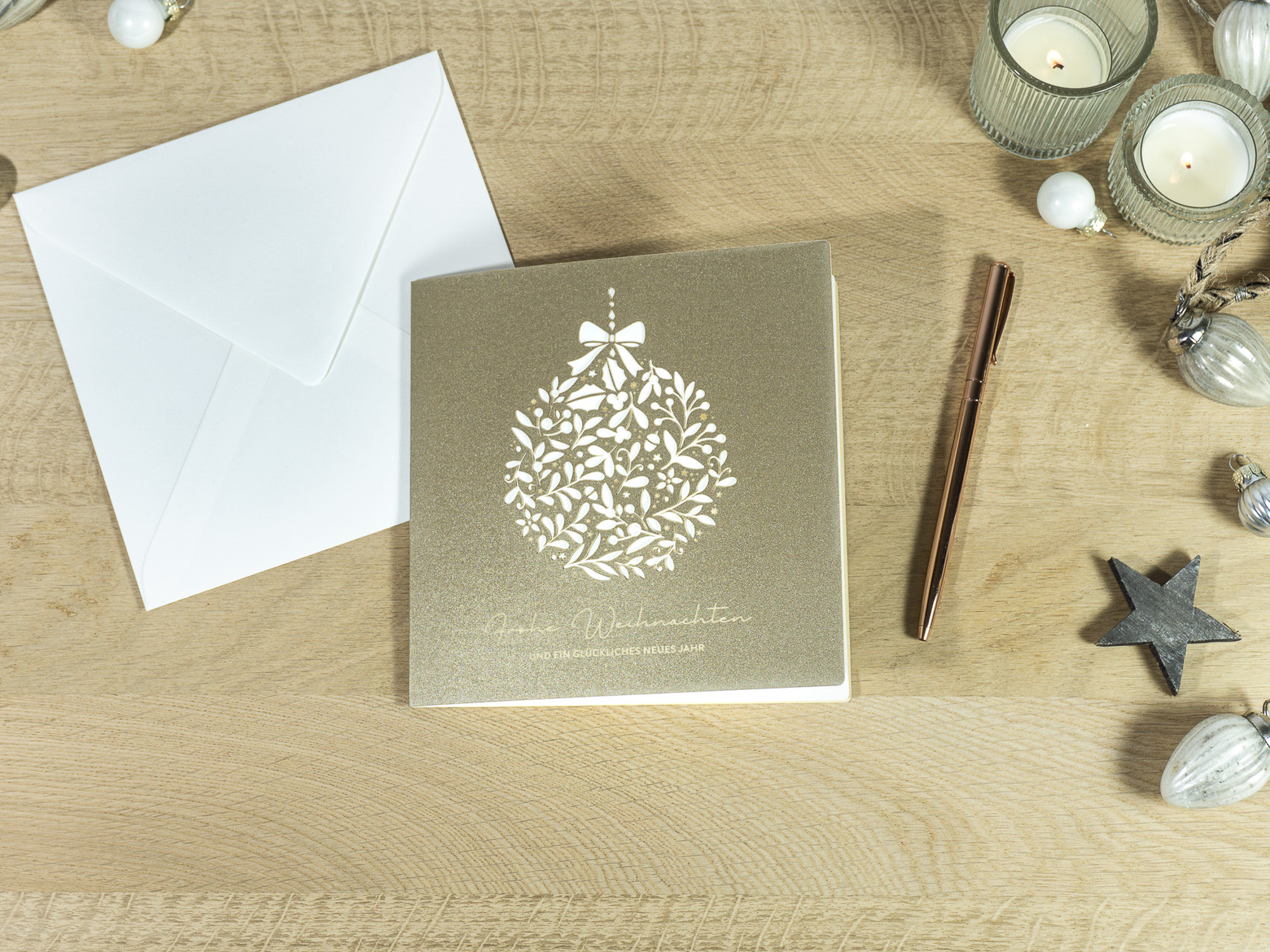 PALUXA Lasercut-Weihnachtskarte mit floralem Weihnachtskugel Motiv, liegend, Farbe Perlgold.