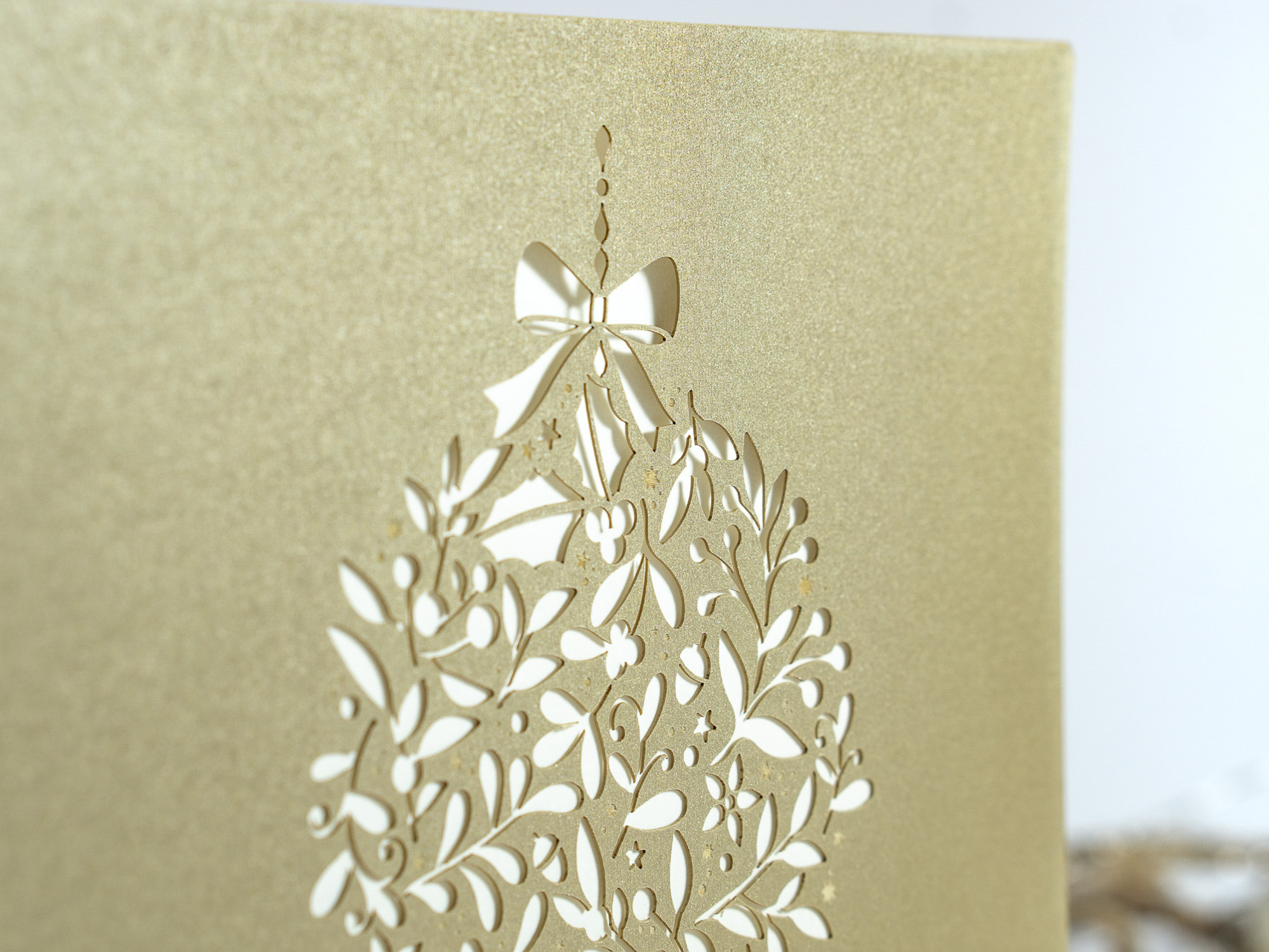 Zoom-In PALUXA Lasercut-Weihnachtskarte mit floralem Weihnachtskugel Motiv, stehend, Farbe Perlgold.