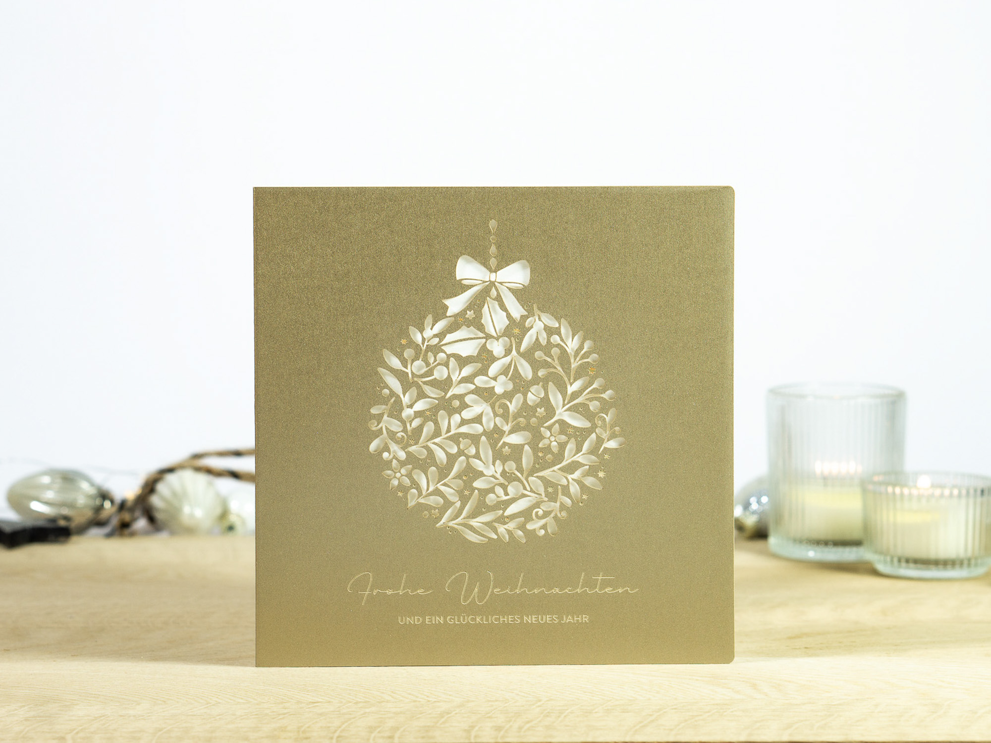 PALUXA Lasercut-Weihnachtskarte mit Floraler Weihnachtskugel, stehend, in Farbe Perlgold.